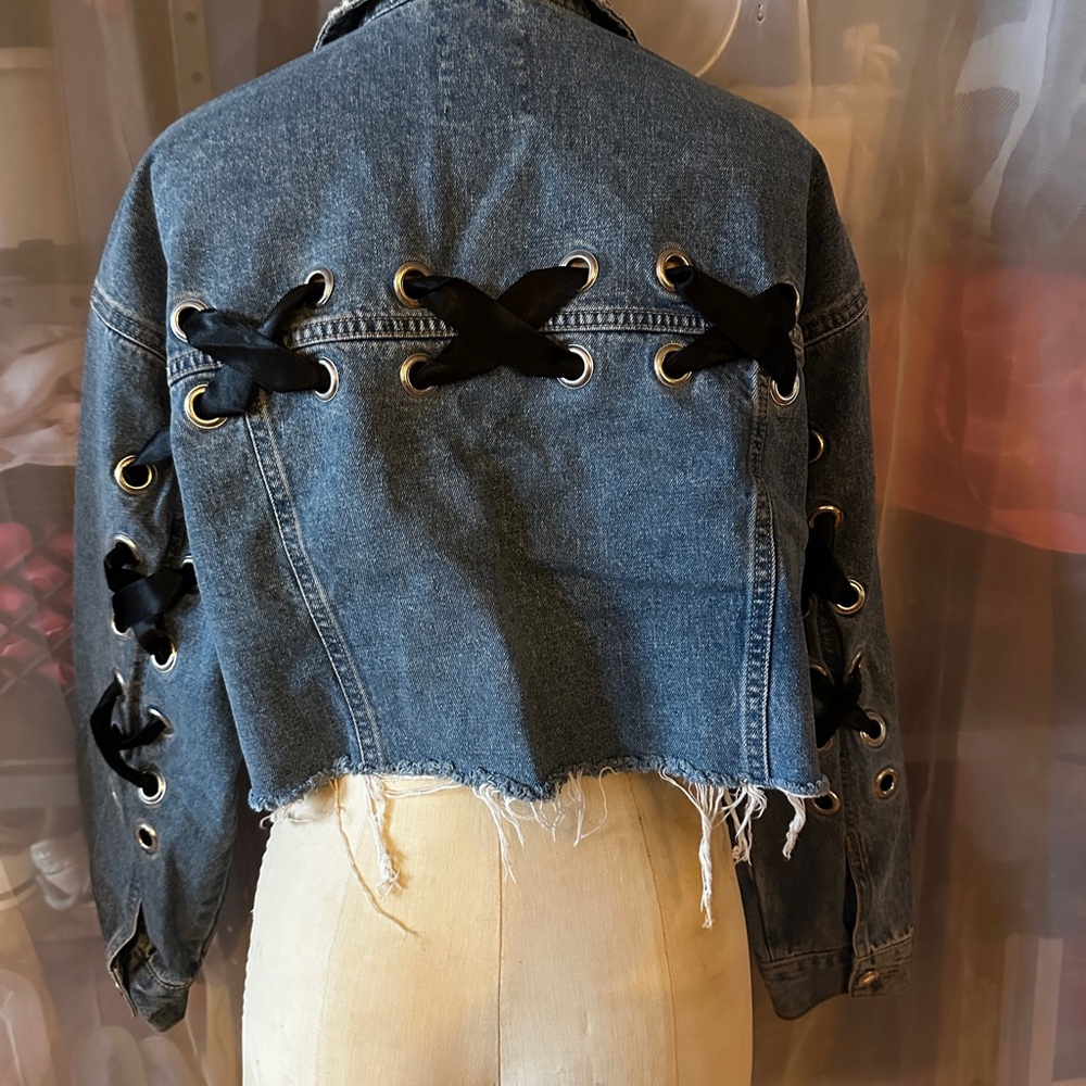 Cropped Denim Jacket with Frayed Hem